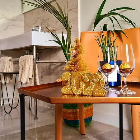 Hotel Le Petit Trianon Et Le Charme Des