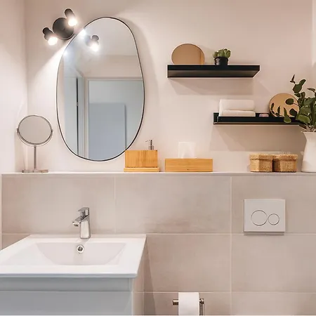 Modern With Ac Near Old & Apartment *