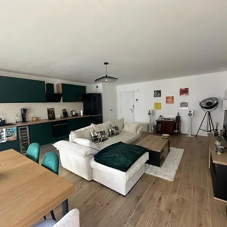 Apartment Refurbished - 2 Bedrooms Nice