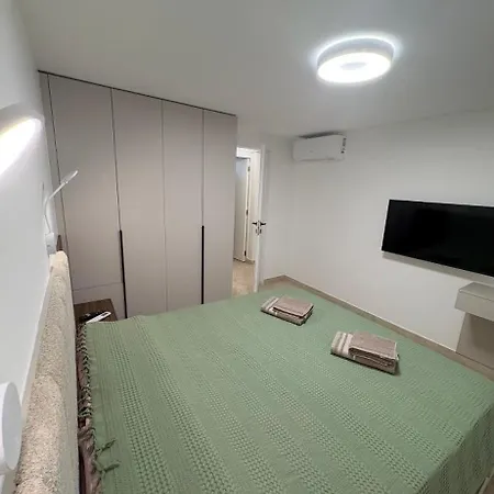 Neuf 2 Et Salon - Proche & Aeroport Apartment *