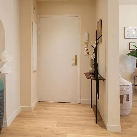 Apartment L10 Staywiz Us - Clemenceau Central, Next Train Station