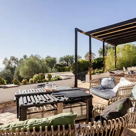 Villa, Piscine Et Vue Exceptionnelle A Holiday home *
