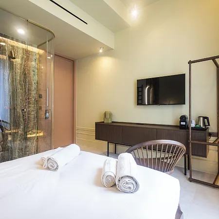Hotel Naomi