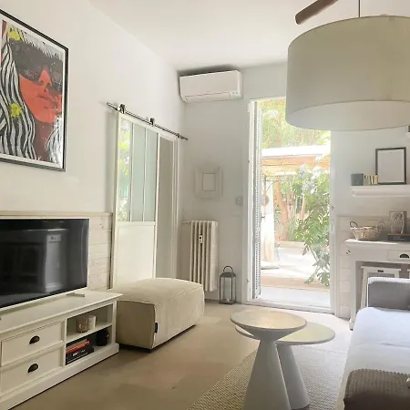 Apartment With Private Garden In Center *