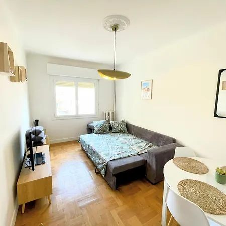Apartment Avec Balcon, Pres De La Et Promenade Des