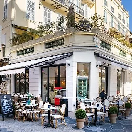 Studette A Coté De La Et La Promenade Nice