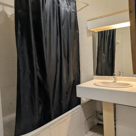 F2 A 50 M De La Apartment *