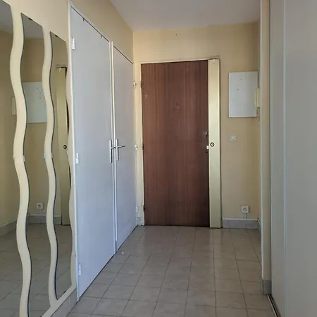 Apartment F2 A 50 M De La *