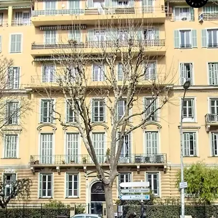 Happy Spacieux En Dernier Etage Avec Balcon A 5 Minutes A Pieds Du Vieux Et De La Quartier Dubouchage Apartment
