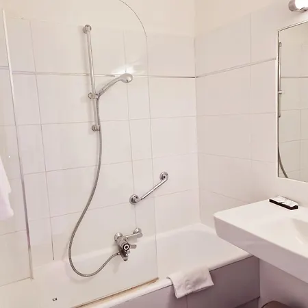 Carlton Hotel 3*