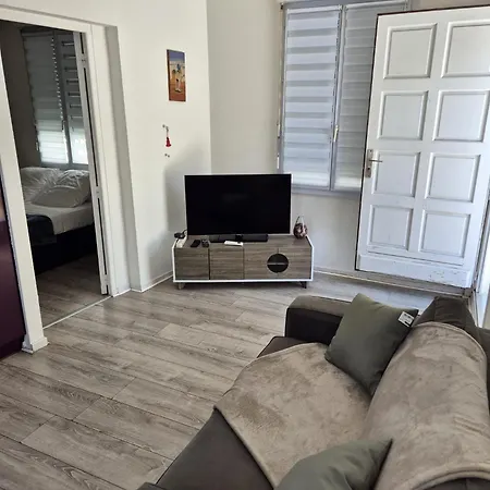 Appartement Plein Centre Climatisé Et Spacieux Avec Grande Terrasse Sur Le Toit à *