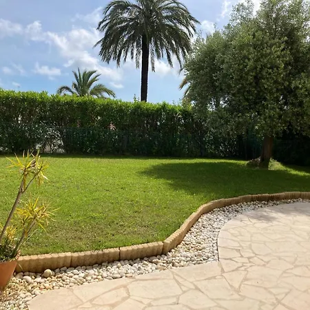 Beautiful 3 Bedroom With Garden Apartment