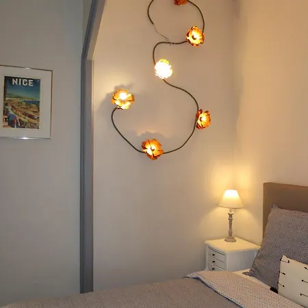 Appartement Charming Overlooking A Beautiful Garden Nice