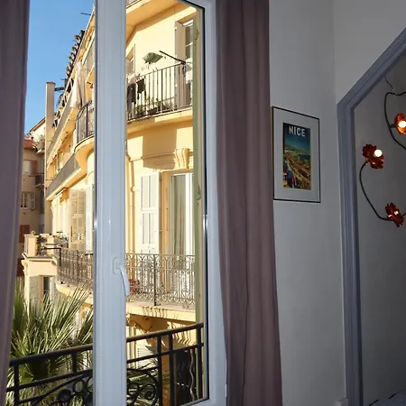 Charming Overlooking A Beautiful Garden Appartement