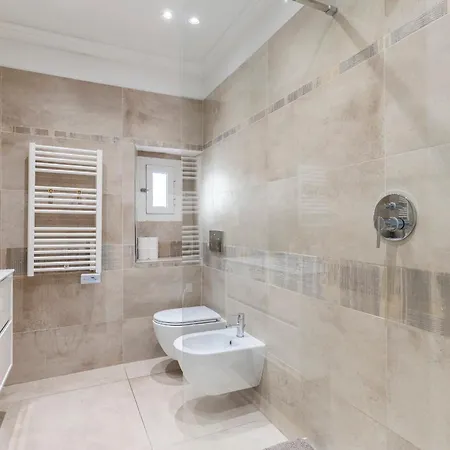 Center 2 Min Walk To Quiet Sunny Balcony Appartement *
