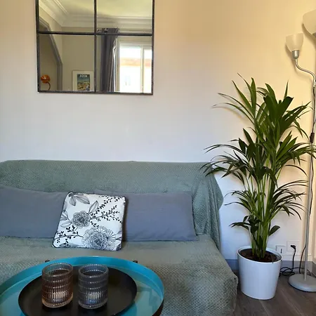 Charming Overlooking A Beautiful Garden Appartement