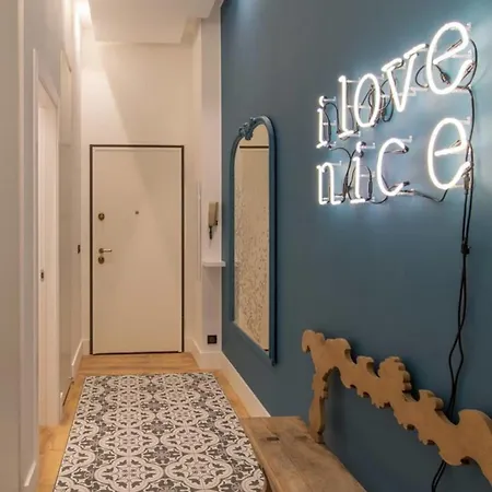 Cours Saleya Renovated 3 Bedrooms 1 Min To Air Conditioning Apartment