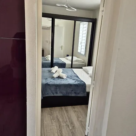 Plein Centre Climatisé Et Spacieux Avec Grande Terrasse Sur Le Toit à Appartement *
