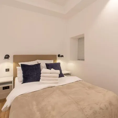 Cours Saleya Renovated 3 Bedrooms 1 Min To Air Conditioning *