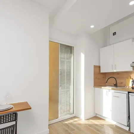 Nice, 3-room Refurbished Near Train Station Nice