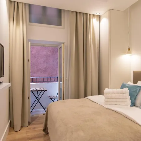 Cours Saleya Renovated 3 Bedrooms 1 Min To Air Conditioning *
