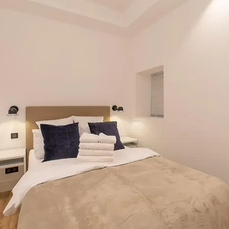 Cours Saleya Renovated 3 Bedrooms 1 Min To Air Conditioning *