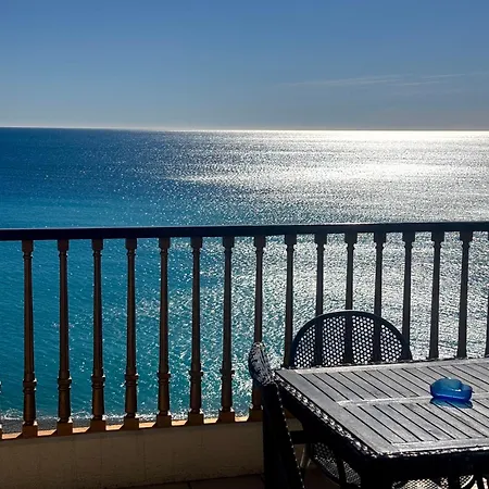 Avec Vue Sur La Promenade Des *