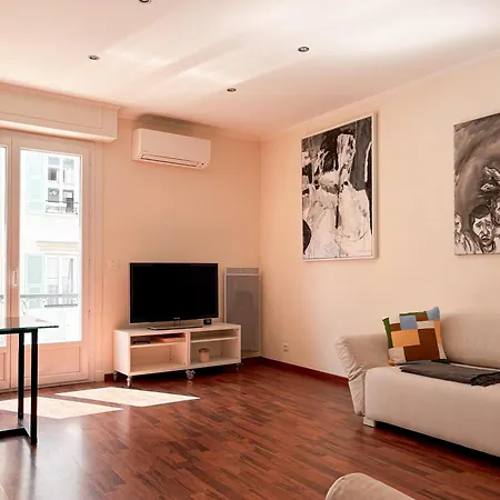 Hyper-centre, Air-conditioned With Balcony Appartement