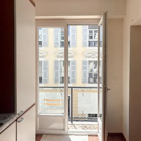 Hyper-centre, Air-conditioned With Balcony Appartement