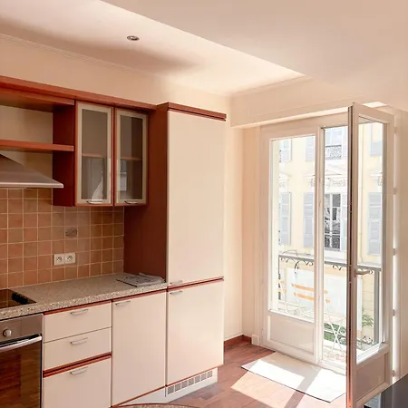 Hyper-centre, Air-conditioned With Balcony Appartement *
