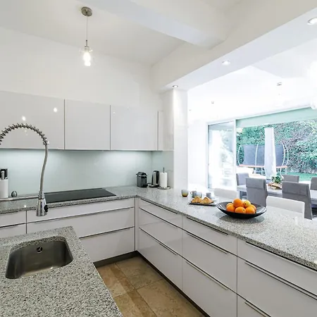 Villa Marie -pool - Garden-close To -parking *
