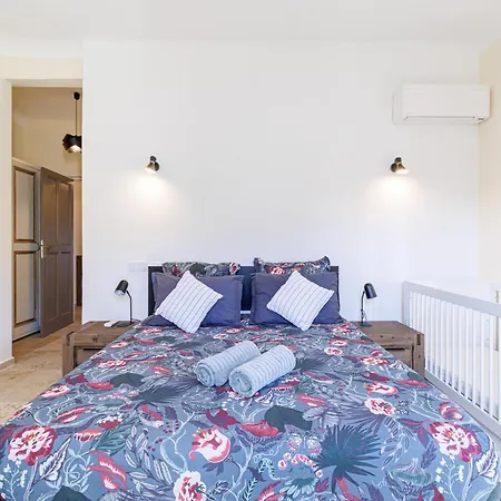 Villa Marie -pool - Garden-close To -parking *