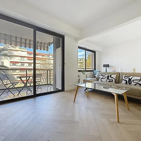 Appartement Chic Avec Balcon Carré D Or