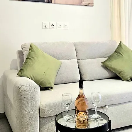 Center Nice, 10min Beach, Parking, Terrace, Direct Tram Apartment Nice