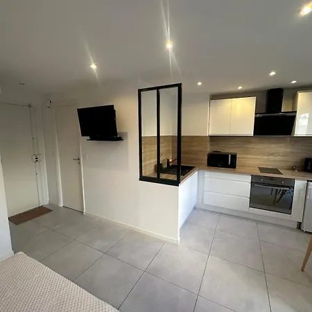Quiet Modern In The Very Heart Of Apartment *