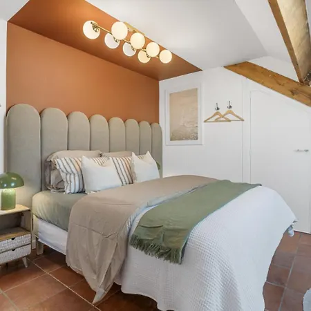 Sous Les Toits, Centre Apartment