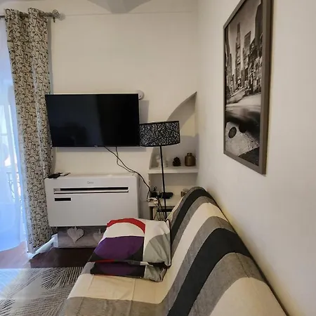 2-room Off The Nice