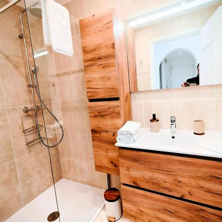 Modern Gem 200m From Beaches With Balcony, Ac And Tram Apartment