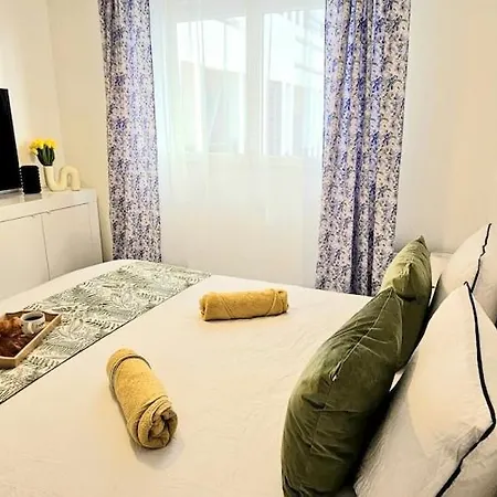 Center Nice, 10min Beach, Parking, Terrace, Direct Tram Apartment *