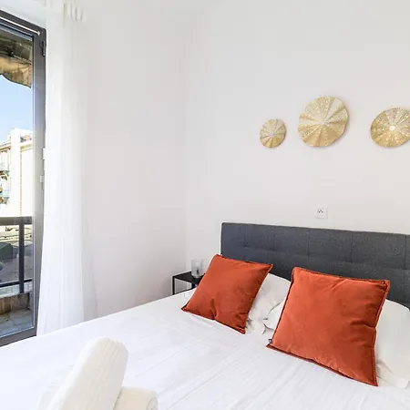 Ultra 2 Bdr - Ac & Balcony Apartment *