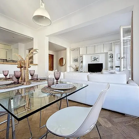 Large 2 Bedroom Apartment, Close To Promenade Des