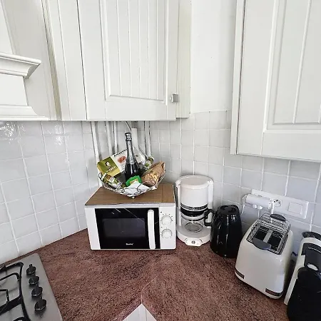 Large 2 Bedroom Apartment, Close To Promenade Des
