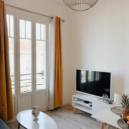 Apartment Elegant With Balcony, Nice
