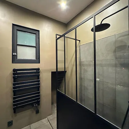 Renovated 2-room Sleeps 4 Tram And Shops Nearby * Nice