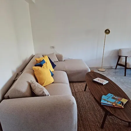 Appartement Elegant And Comfortable 3 Room, & Transport Within Walking Distance