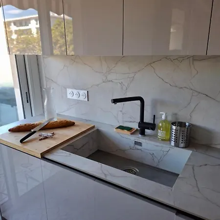 Appartement Elegant And Comfortable 3 Room, & Transport Within Walking Distance Nice