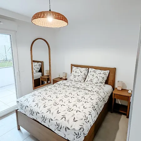Aya - Renovated Air-conditioned Duplex With Garden Apartment *