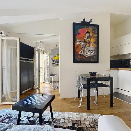 Calm & Cozy Cocoon Place Massena Downtown Apartment *