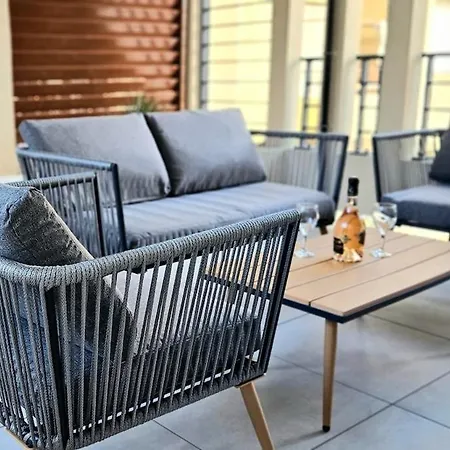 Apartment Center Nice, 10min Beach, Parking, Terrace, Direct Tram Nice