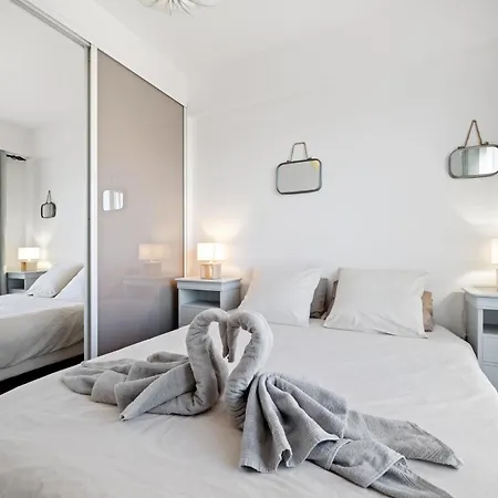Vue Ensoleillée Sur Les Toits De Appartement *